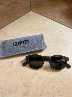Izipizi Unisex Sunglasses — Matte Dark Green Frame